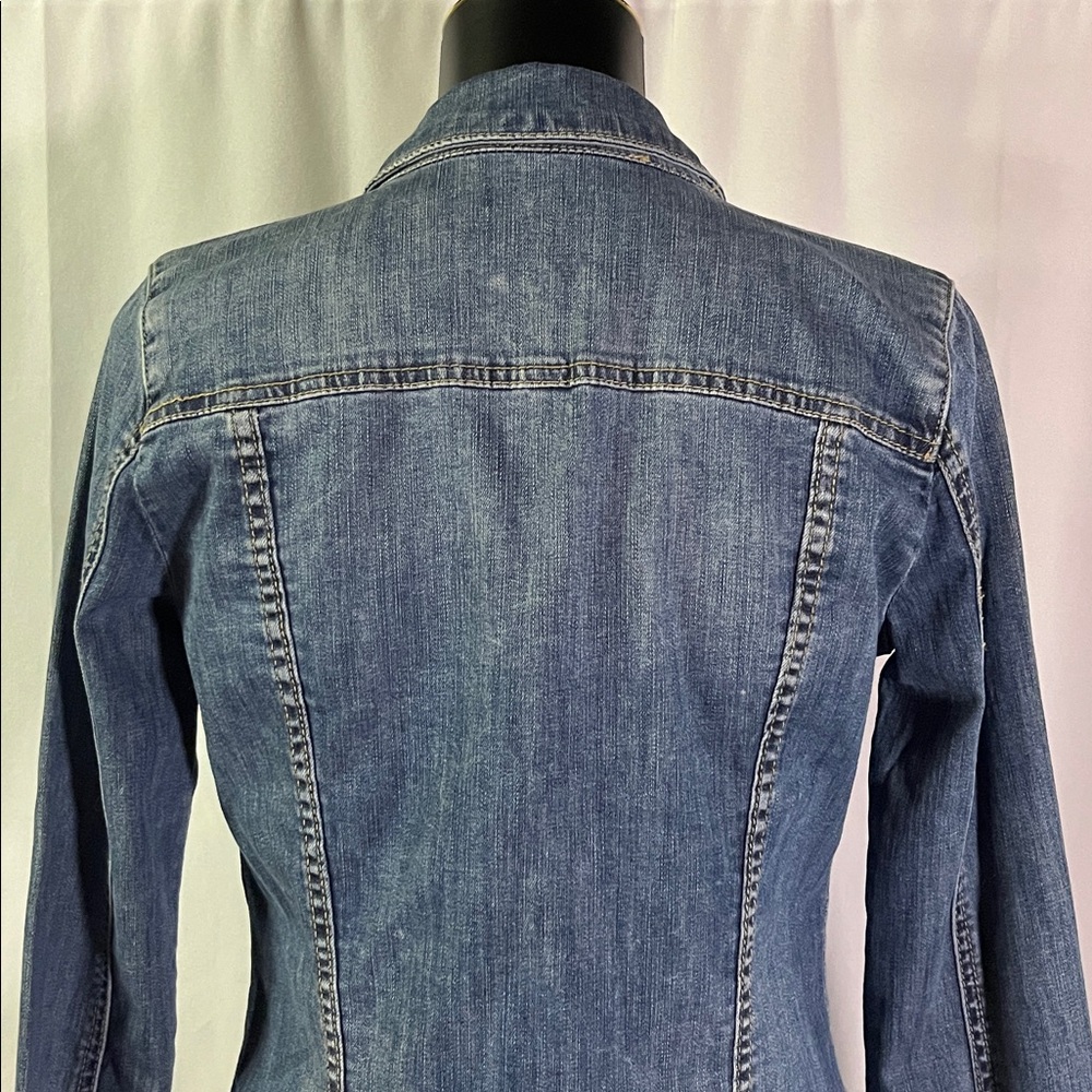 Kut from the Kloth Medium Wash Classic Button Front Cropped Denim Jacket - Picture 10 of 16